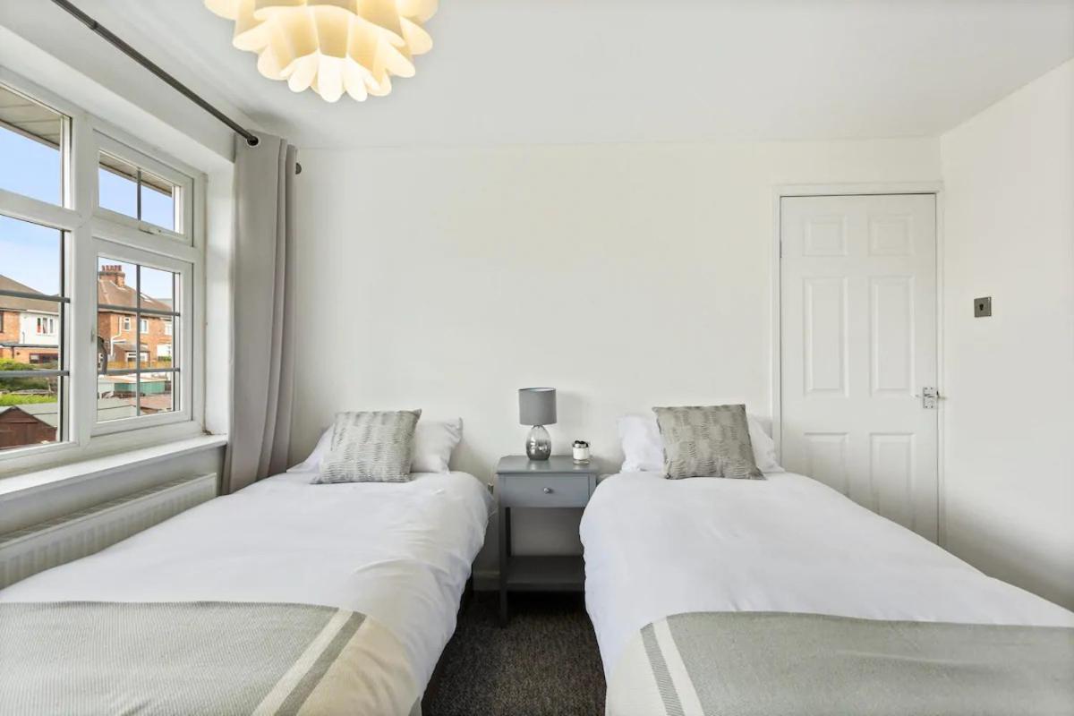 Bright & Spacious With Garden & Parking 노팅엄 외부 사진