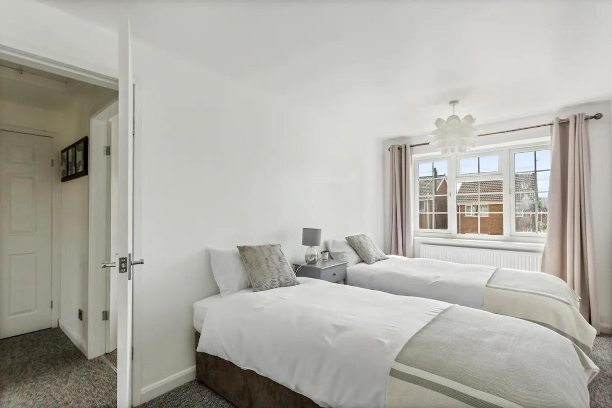 Bright & Spacious With Garden & Parking 노팅엄 외부 사진